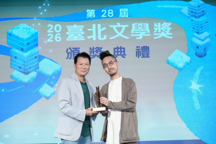臺北市文化局局長蔡詩萍（左）與年金得主沐羽（右）。