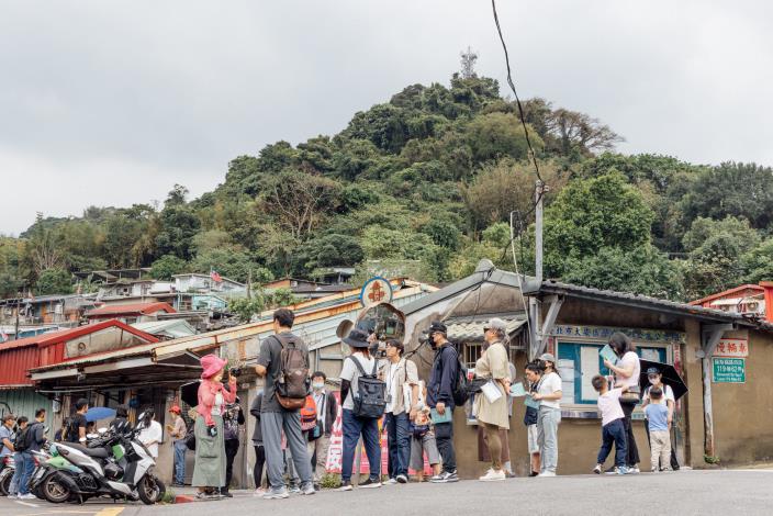 開村系列活動，由專業導覽人員帶領蟾蜍山聚落深度導覽。（照片來源：蟾蜍山煥民新村）