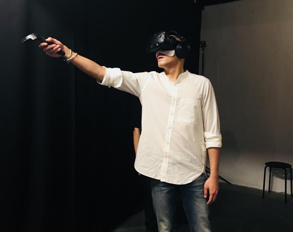 駐市詩人黃裕邦體驗VR互動，他的詩作也成為本次VR體驗展的創作題材。.JPG