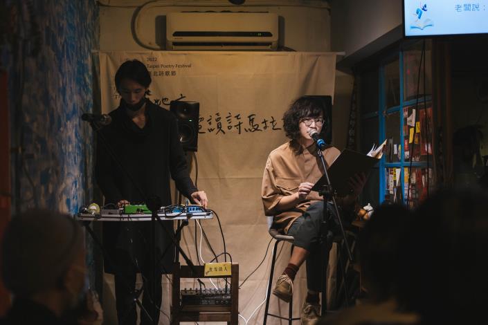 煮雪的人與聲音藝術家－徐嘉駿在不斷電詩演出活動，以朗誦詩作結合聲音效果來呈現