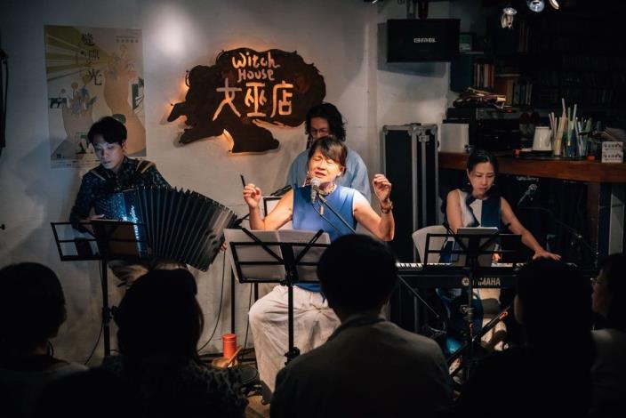 《女兒的九十九種藍》演出畫面
