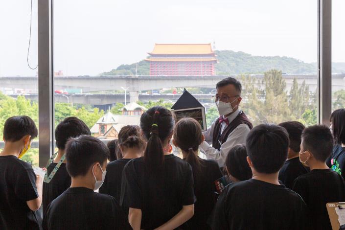 我們鼓勵學員參觀展覽後到現存的建築走走，實際感受建築之美。