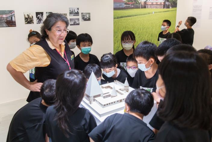 導覽員以展出的模型引導學員視線觀察不同時期的建築風格，鼓勵大家先以自己的視角闡述作品，再輔以交流的方式補充更深入的藝文知識。