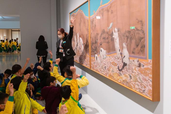 導覽員也鼓勵學童透過分享，嘗試提出自己對於作品的觀察與體會，並以更專業的知識引導賞析。