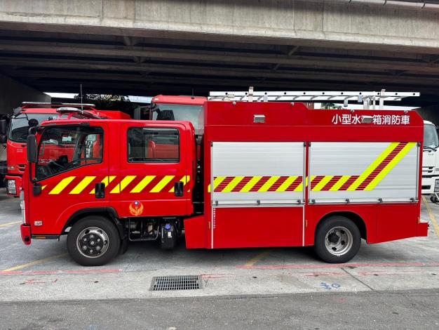 雙排小型水箱車-車身側面