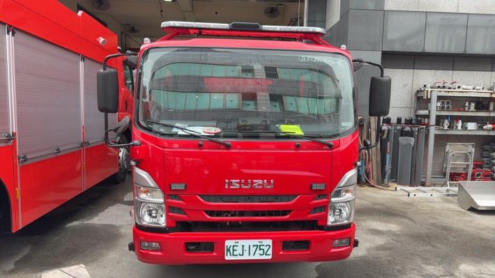 雙排小型水箱車-車頭正面