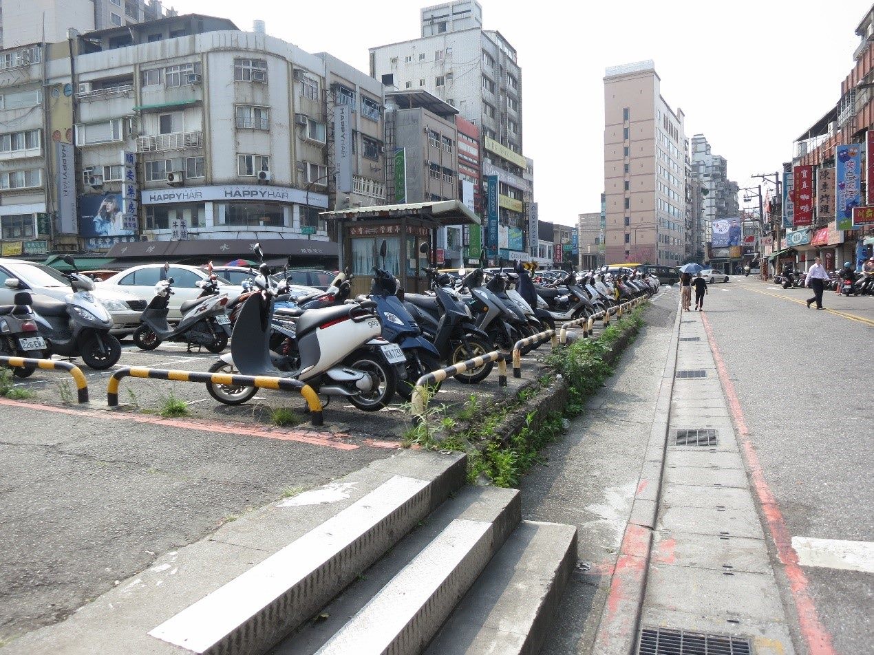 圖11-磺港溪北投市場前加蓋做為停車場