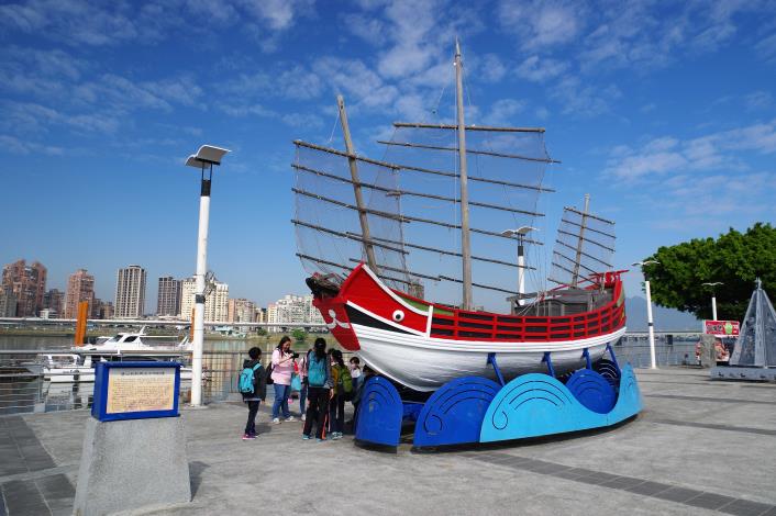 大稻埕碼頭廣場上的戎克船，也是民眾最愛的拍照點