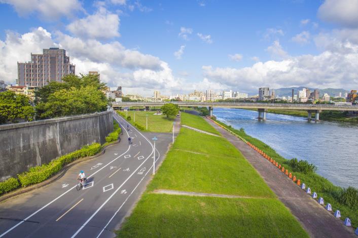 臺北市河濱自行車道長達112公里，可串聯全市28個河濱公園