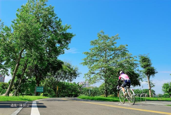 有許多浪漫藝術造景的古亭河濱公園，就是位在「新店溪自行車道」