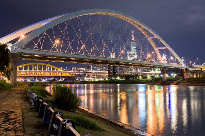 以101大樓及台北城市閃爍的燈光為背景，搭配上倒映在河面的橋景，也是令人炫目的構圖
