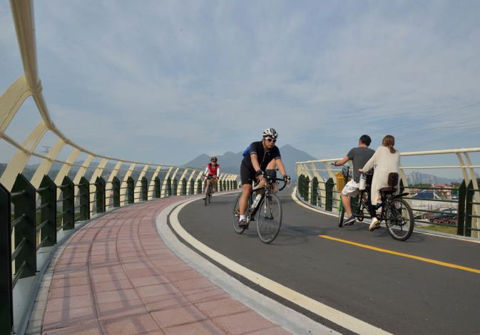 關渡碼頭附近景點  中港河自行車橋.JPG
