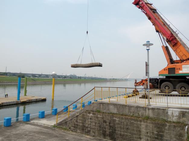 美堤河濱公園碼頭浮筒吊離作業