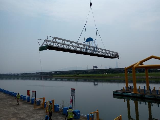 美堤河濱公園碼頭吊離引橋作業之施工情形