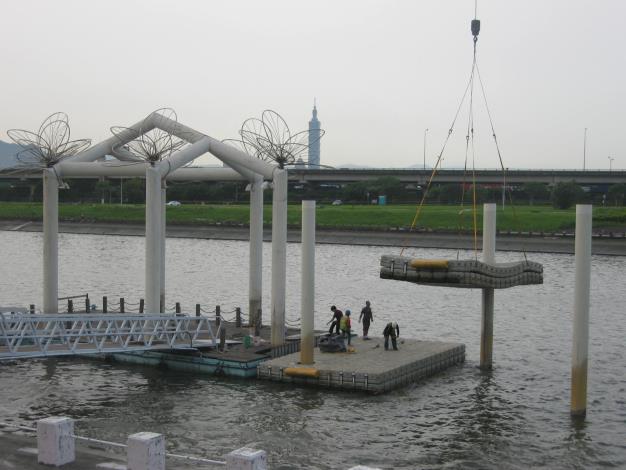 美堤河濱公園碼頭浮筒吊離的施工情形