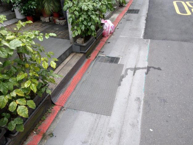 住戶地墊擋住隔柵板 容易造成積水
