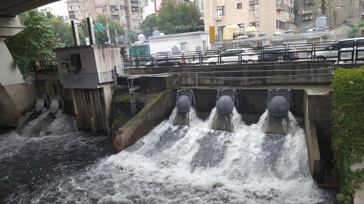 面對梅雨鋒面來襲 北市的87座抽水站整備完成(舌閥出水口)