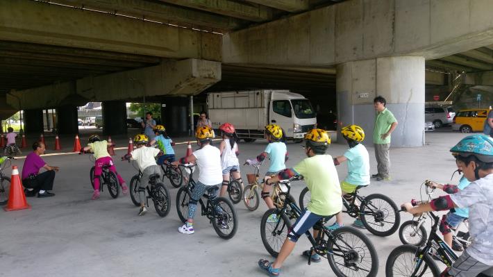 「暑期學童單車營」為免費教學課程並免費提供兒童單車、兒童安全帽、護具和保險