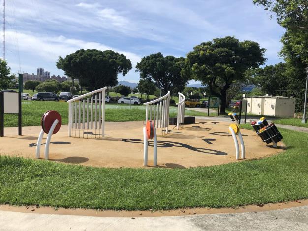 華中河濱公園遊戲場 是一座以「音樂」為主題的共融式遊戲場