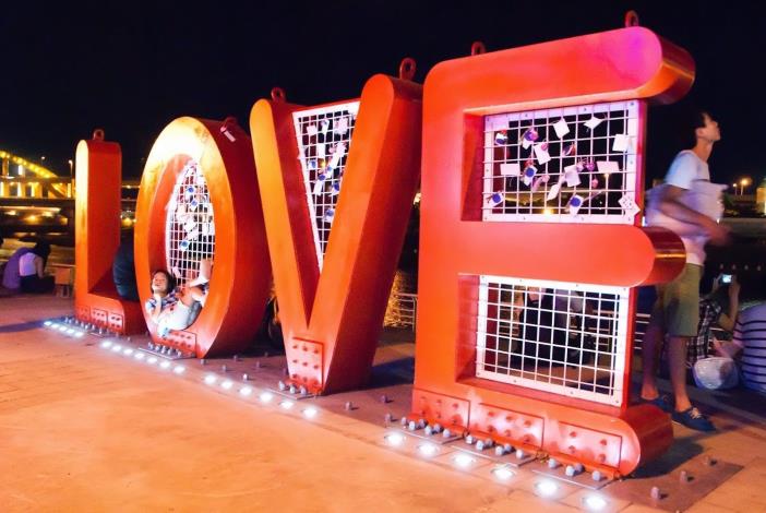 彩虹橋頭的 LOVE 是熱門的夜騎打卡景點
