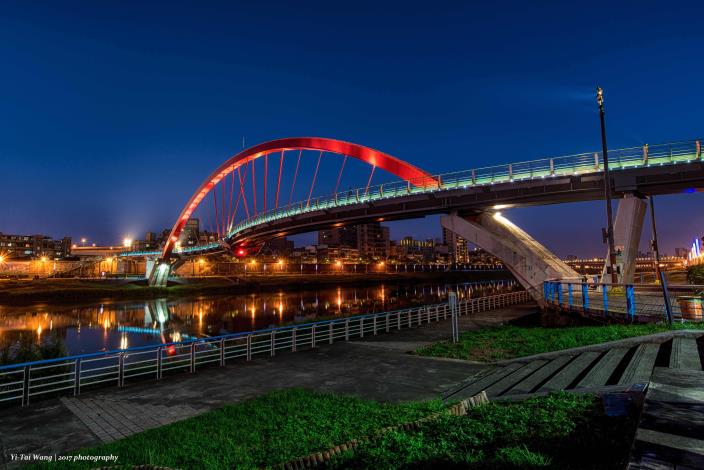 在基隆河左右岸親水自行車道有非常美的夜景 (圖為彩虹橋)