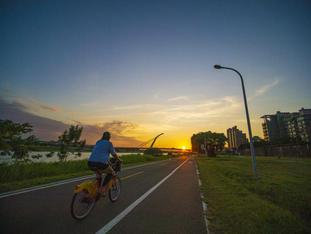 夏日河岸美景衝一波 來北市河濱夜騎追風