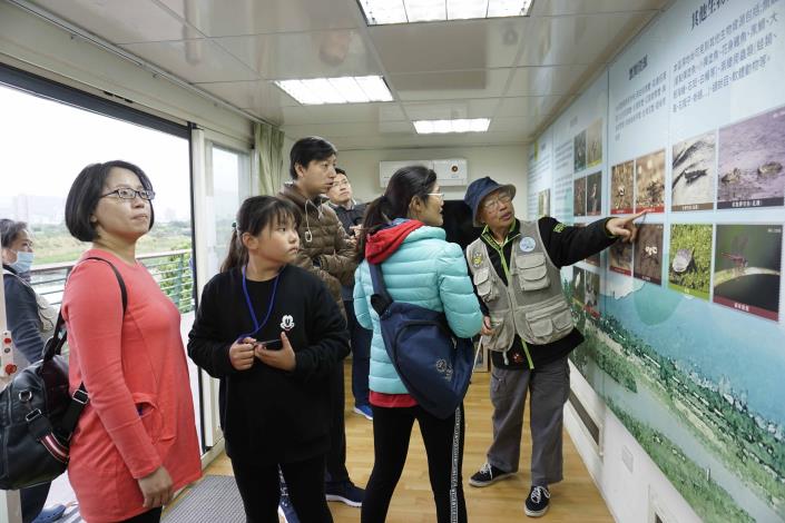 駐點值班志工熱心解說社子島濕地環境