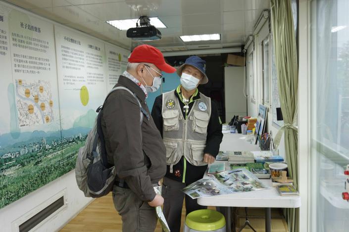 駐點志工熱心解說社子島濕地環境