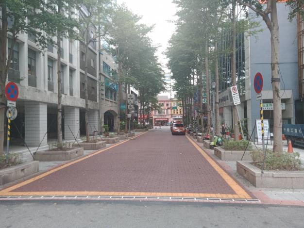 北市水利處在中山堂前廣場周邊進行側溝更新工程，日前工程已完工
