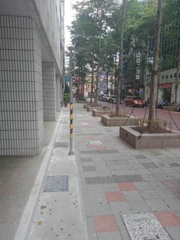 這個工程是配合新工處人車徒步區鋪面更新工程一併施作，完工後，除能維持排水順暢外