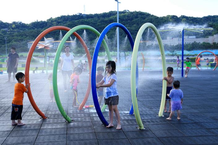 大佳河濱戲水區 9月起調整開放噴灑時間為週末下午3至6時