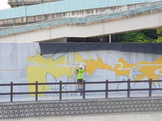 北市磺溪建德橋至福國路兩岸堤防彩繪目前正施工中
