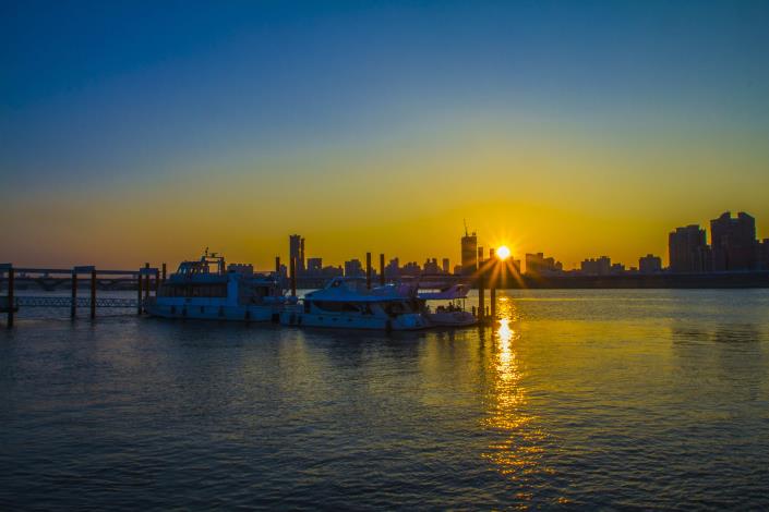 想要賞月也想欣賞夕陽西下的美景，「延平河濱」的大稻埕碼頭是首選