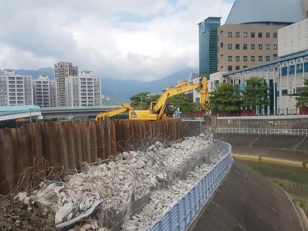 這段堤防因為有沉陷及影響安全 去年開始進行改善