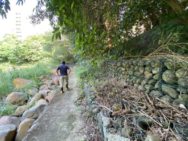 水利處接獲民眾建議 於磺溪上游建簡易人行步道  提供居民親近磺溪及串連停車場至住家通行便道 (4)