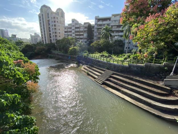 水利處接獲民眾建議於磺溪上游建簡易人行步道 提供居民串連磺溪橋至永和橋間及觀賞跌水工之便道。 (1)