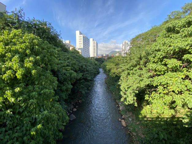 水利處接獲民眾建議 於磺溪上游建簡易人行步道  提供居民親近磺溪及串連停車場至住家通行便道 (1)