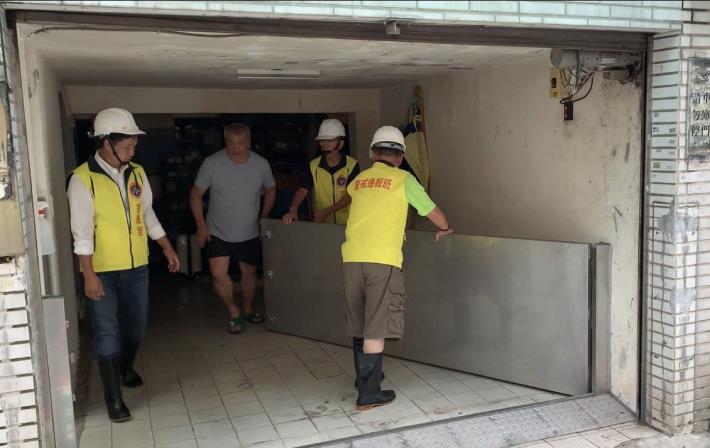 水利處建議，應於建築物出入口設置防水閘門（板），第一時間做好自主防災。