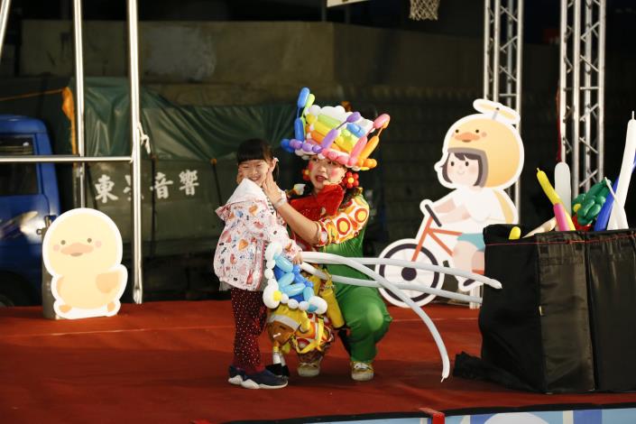 氣球姐姐表演掀起另一波活動的高潮