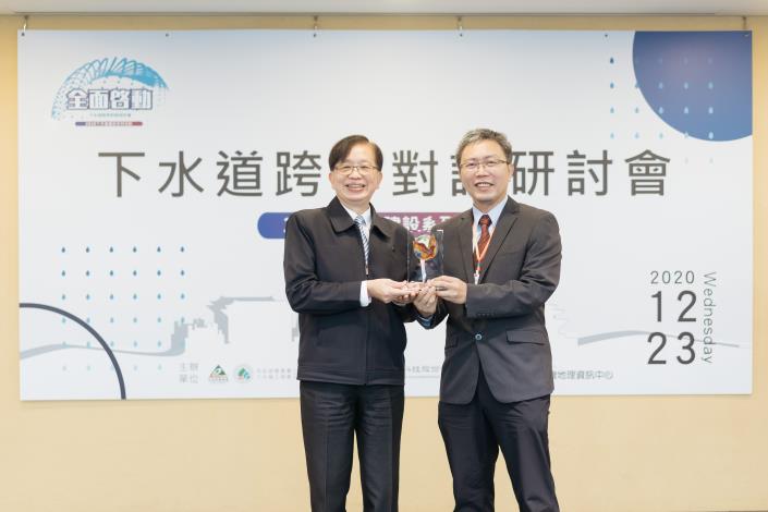 營建署日前舉辦頒獎典禮，由北市水利處處長陳郭正代表水利處受獎。
