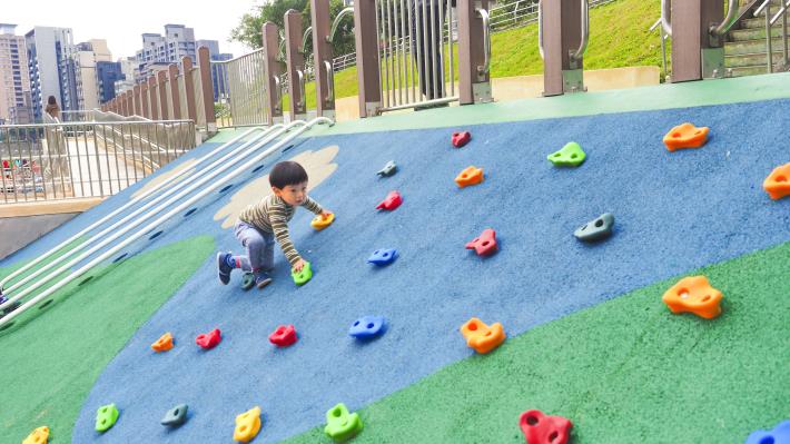 「道南河濱公園恆光橋下共融式遊戲場」藉由既有地型高差設置小朋友喜愛的遊戲場設施