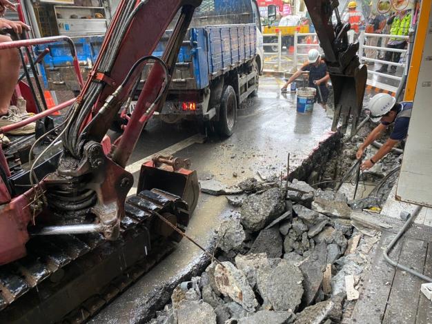 龍泉街側溝更新工程 施工畫面- 溝蓋破碎開挖