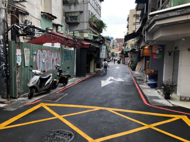 完工後，道路變得更平整，也改善了側溝惡臭問題。