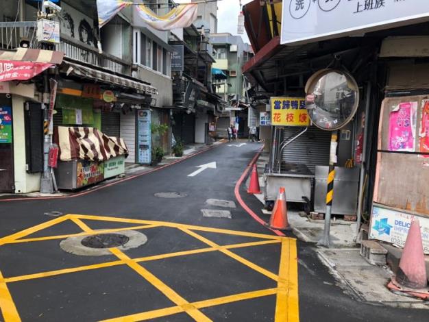 完工後，不但道路變得更平整，也改善了側溝惡臭問題。