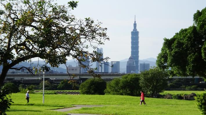 美堤河濱公園擁有開闊河岸風光及廣大綠地，視野絕佳