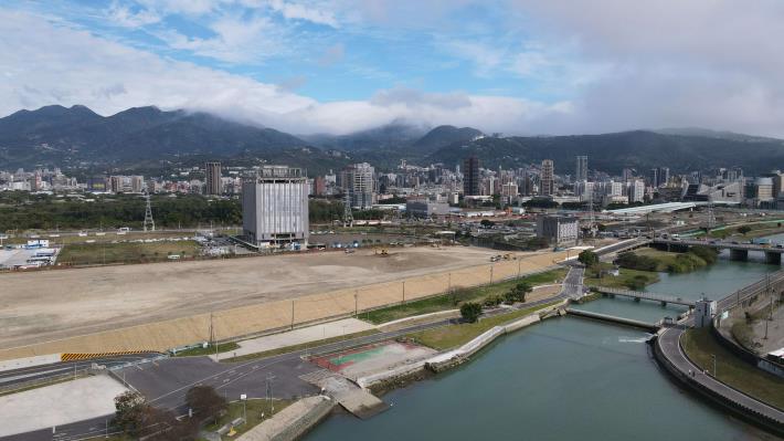 臺北市柯文哲市長 今天視察北市首座超級堤防