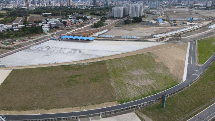 洲美堤防的堤頂高度，從原本臨時堤防的6公尺加高到符合200年重現期保護標準的9.65公尺