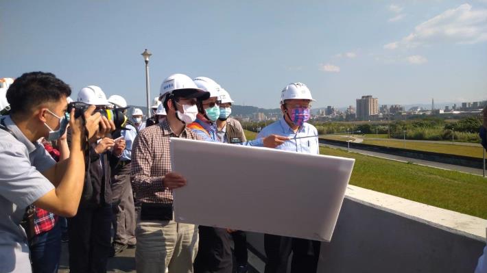 台北市長柯文哲今天視察水利處北士科之堤防工程