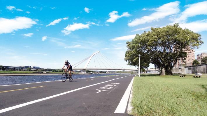 為了讓車友有更好的行車動線，大佳租借站要調整地點