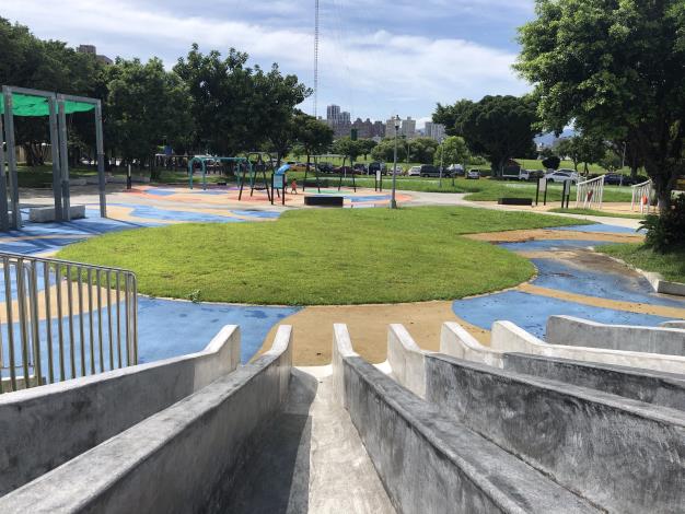 華中河濱公園遊戲場位在華中橋下游側